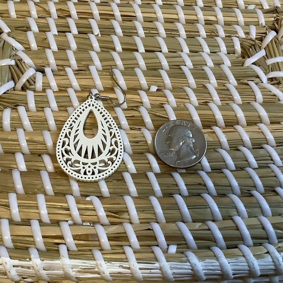 🏝️NEW🏝️Dangle Earrings / Retro Wood Hollow Earrings - Picture 4 of 5